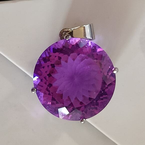 925 Silver Round Quantum Cut Purple Amethyst Color Solitaire Charm - Picture 5 of 6